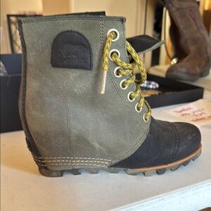 Sorel Black and Green Lace Up Boots for Outdoor Adventures